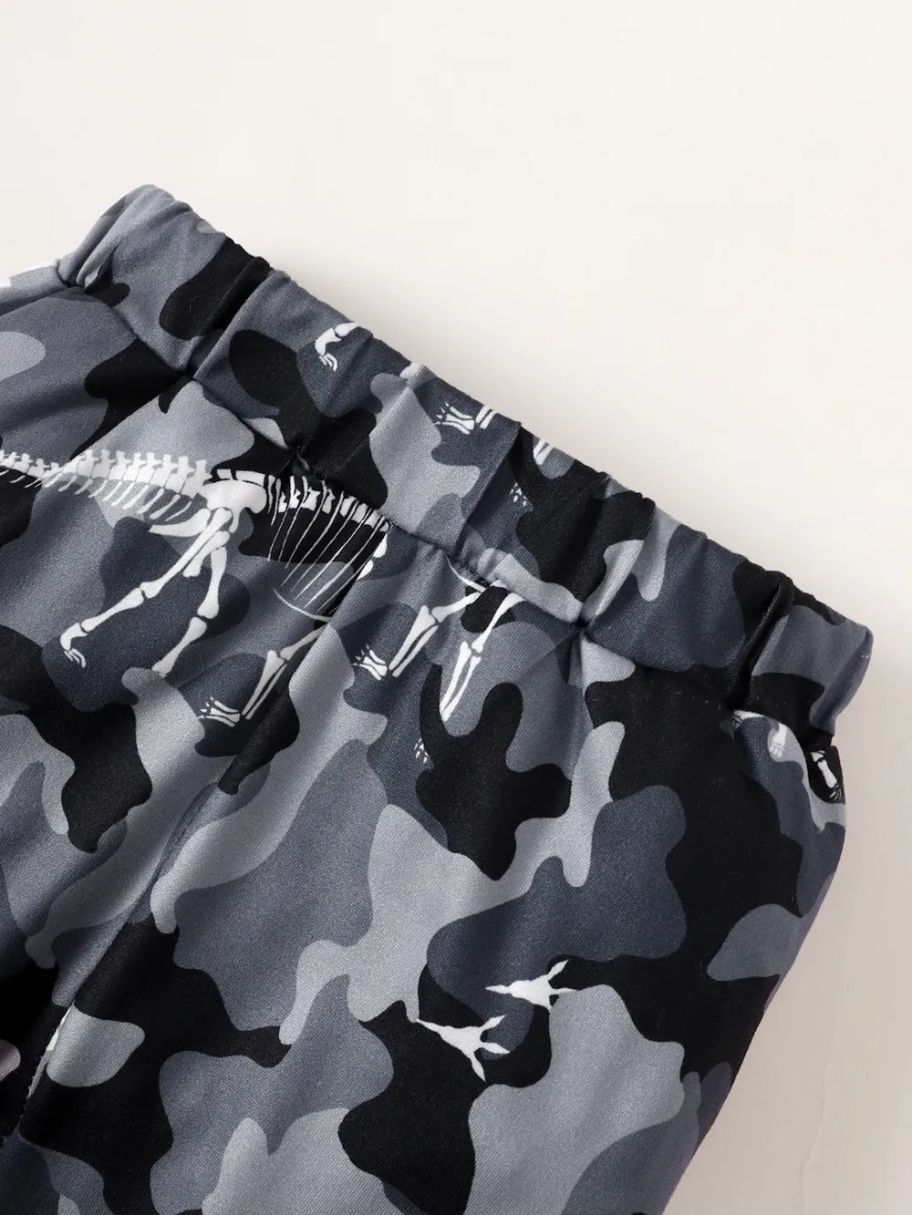Détail du body hoodie rayé et du pantalon camouflage montrant la qualité du tissu coton