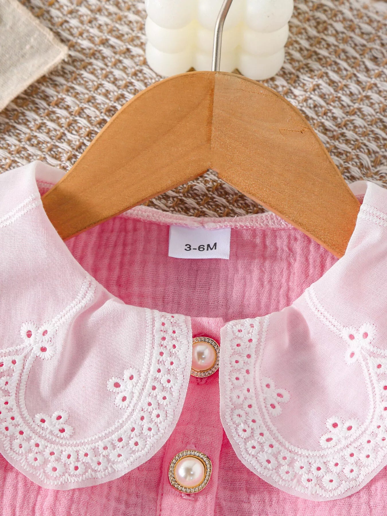 Gros plan sur le tissu doux et respirant de l'ensemble bébé, idéal pour les peaux sensibles, avec détails des coutures de qualité

