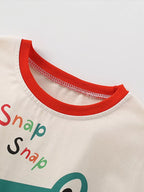 💚 Gros plan sur la qualité du tissu et de l'appliqué - matière douce et respirante avec détails résistants, parfait pour les aventures quotidiennes des petits explorateurs



