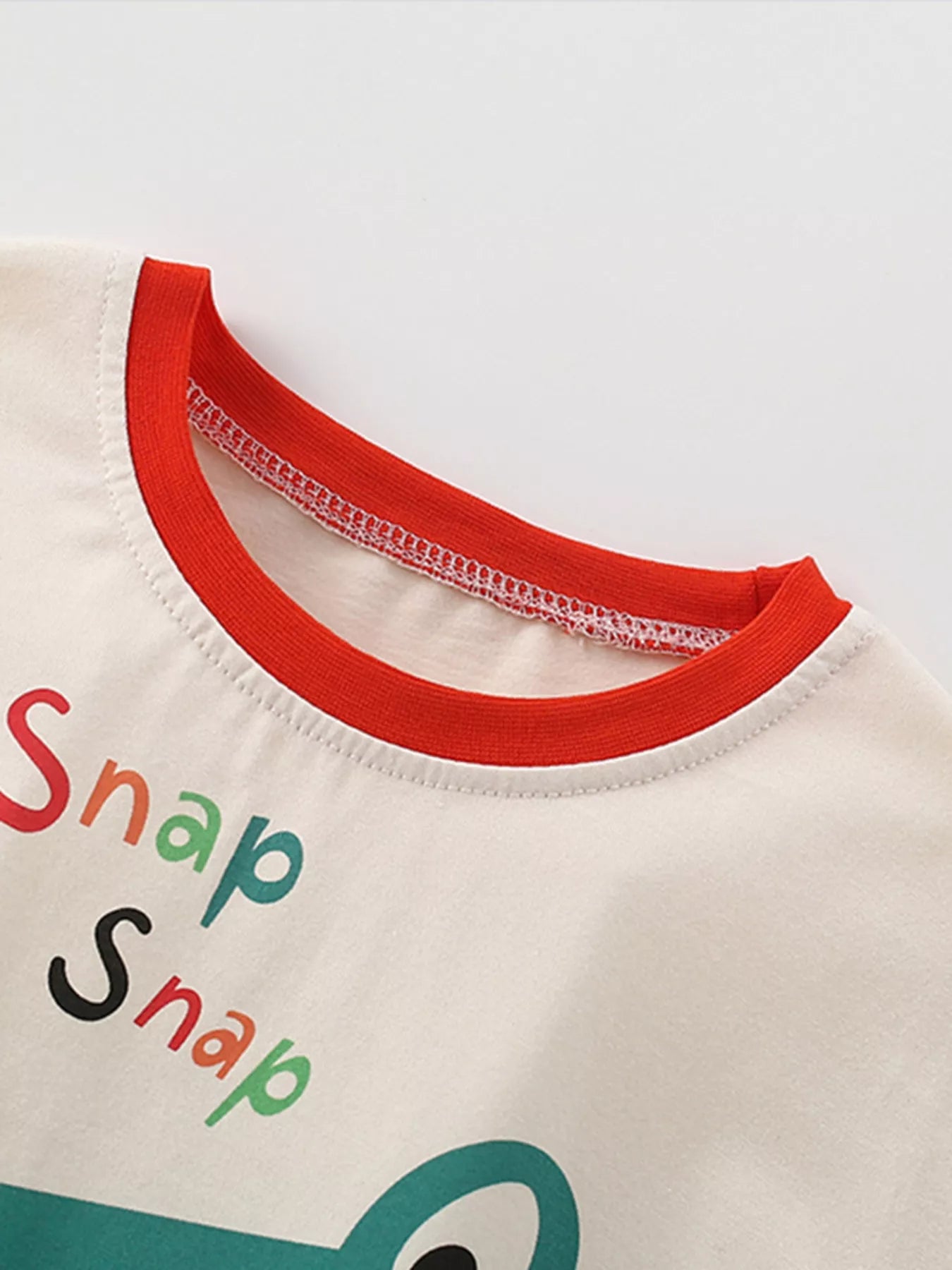 💚 Gros plan sur la qualité du tissu et de l'appliqué - matière douce et respirante avec détails résistants, parfait pour les aventures quotidiennes des petits explorateurs




