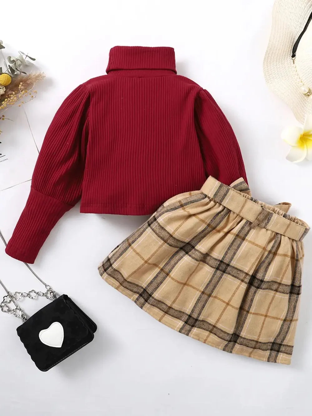 Détail col roulé doux pour fille avec jupe coordonnée - style automne-hiver élégant - BabyCoton Suisse
