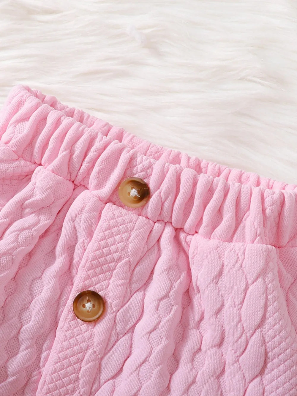 Gros plan sur les détails  du pantalon et la texture de la jupe coordonnée