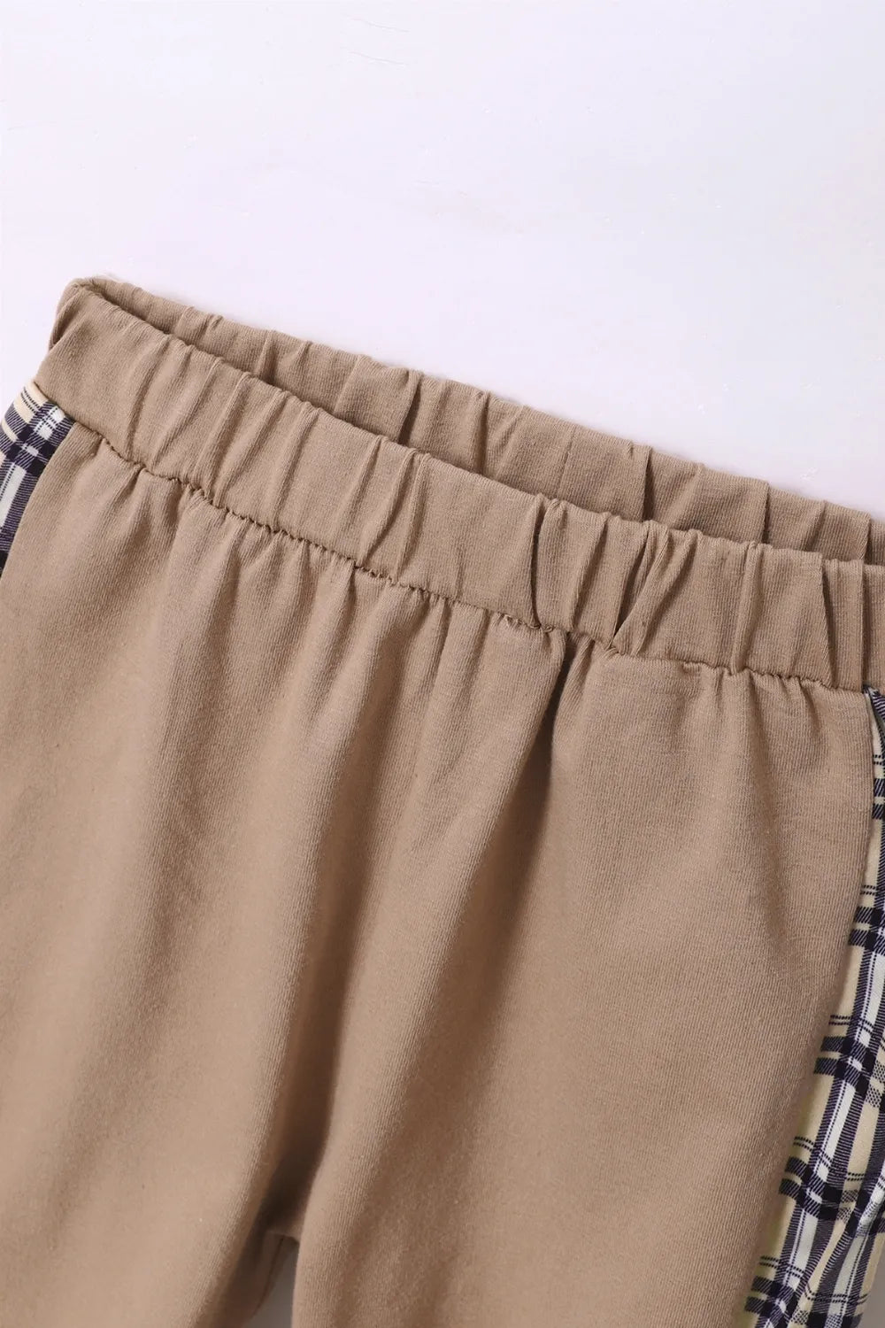 Vue complète de l'ensemble hoodie à carreaux et pantalon coordonné pour enfant