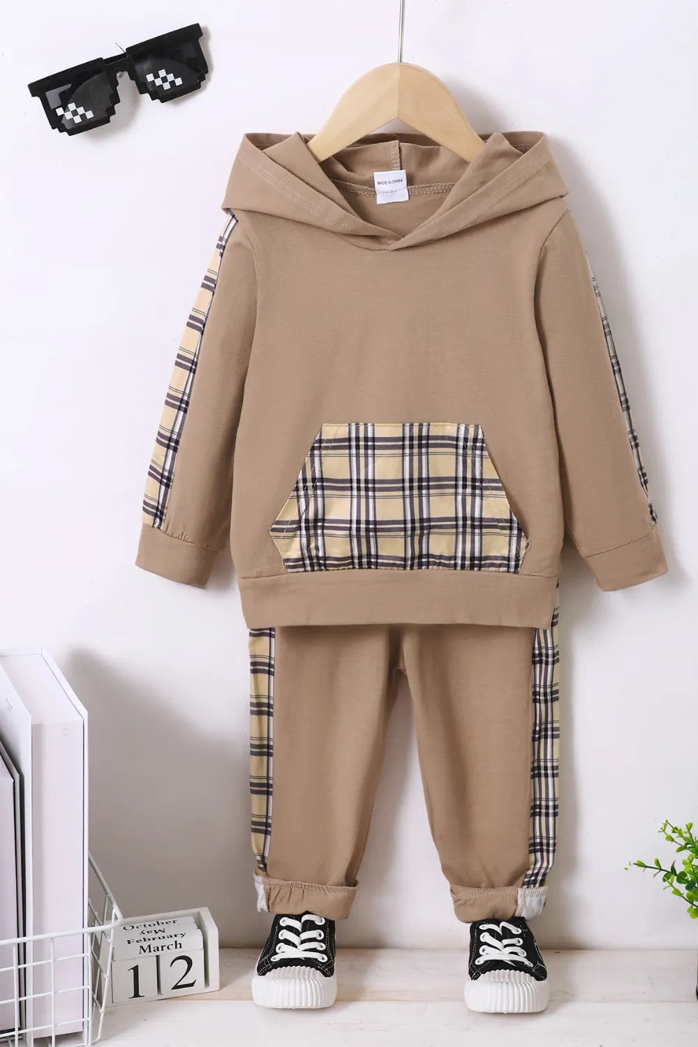  Ensemble hoodie à carreaux et pantalon pour enfant, vue de face montrant le style décontracté