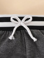 ✨ Détail final ensemble complet 3 pièces body lettres adorable pantalon chapeau coordonnés - tissu ultra-doux coton confort optimal peau délicate - boutons-pression pratiques - design moderne mignon - finitions qualité exceptionnelle - vêtements premium bébé BabyCoton Suisse
