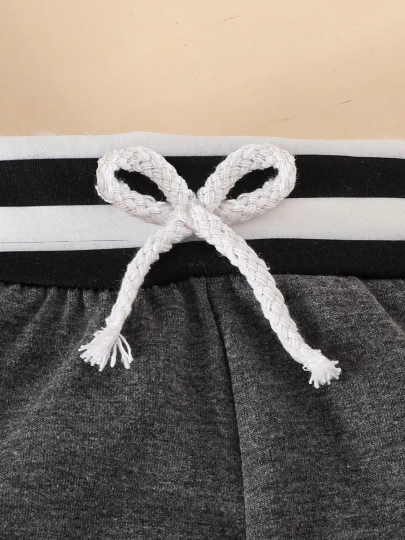 ✨ Détail final ensemble complet 3 pièces body lettres adorable pantalon chapeau coordonnés - tissu ultra-doux coton confort optimal peau délicate - boutons-pression pratiques - design moderne mignon - finitions qualité exceptionnelle - vêtements premium bébé BabyCoton Suisse
