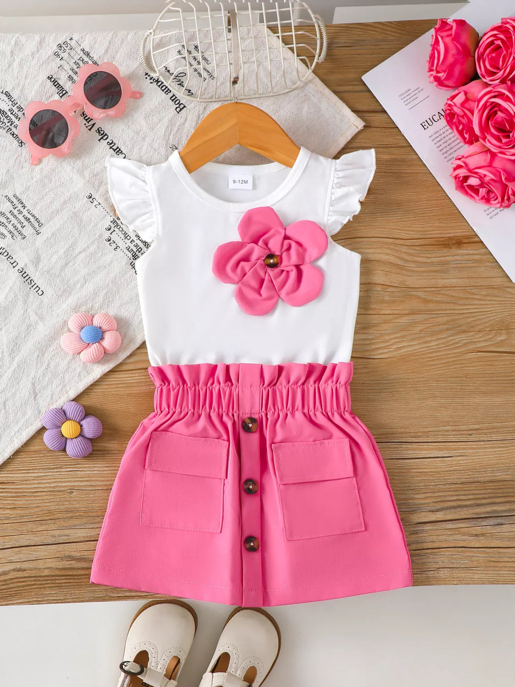 🌸 Petite fille portant un ensemble haut appliqué floral à manches volantées et jupe - vue de face montrant les détails floraux en relief et l'élégance romantique