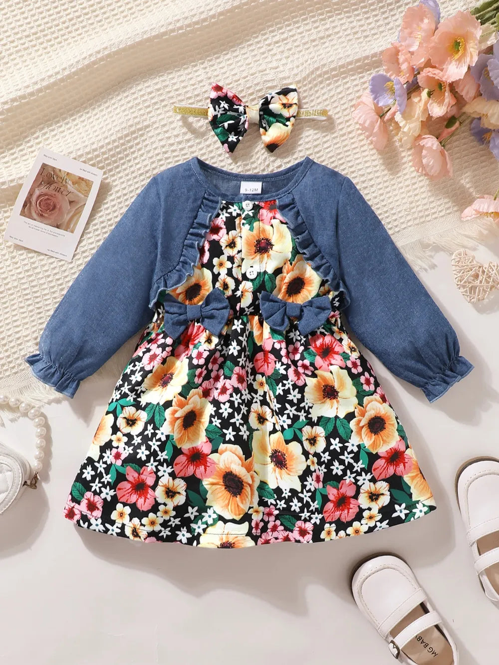 Robe fille fleurie avec volants et nœud contrasté plus bandeau assorti - vue avant complète - élégance romantique
