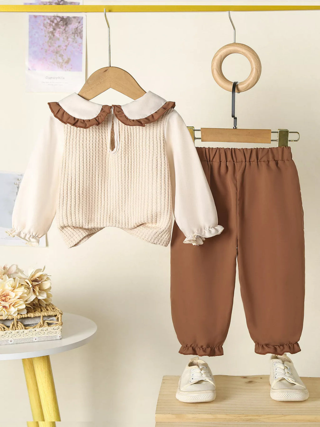 🎀 Vue complète ensemble 2 pièces haut appliqué floral volants pantalon coordonné fille - coupe flatteuse silhouette élégante féminine - tissus doux confortables - design romantique fleuri charmant - style polyvalent printemps été - vêtements premium BabyCoton Suisse
