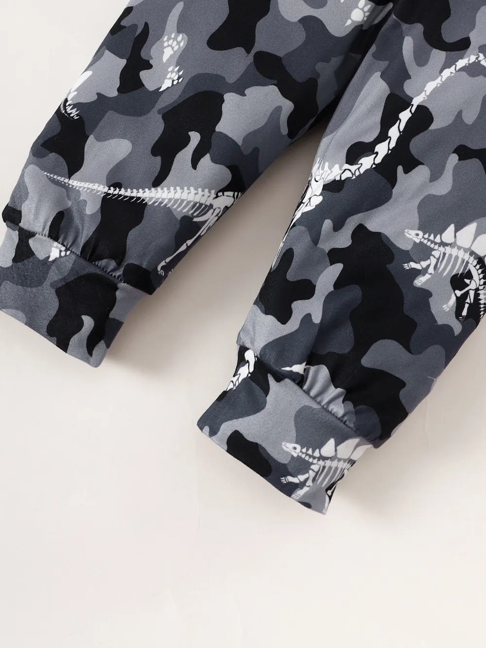 Détail du body hoodie rayé et du pantalon camouflage montrant la qualité du tissu coton