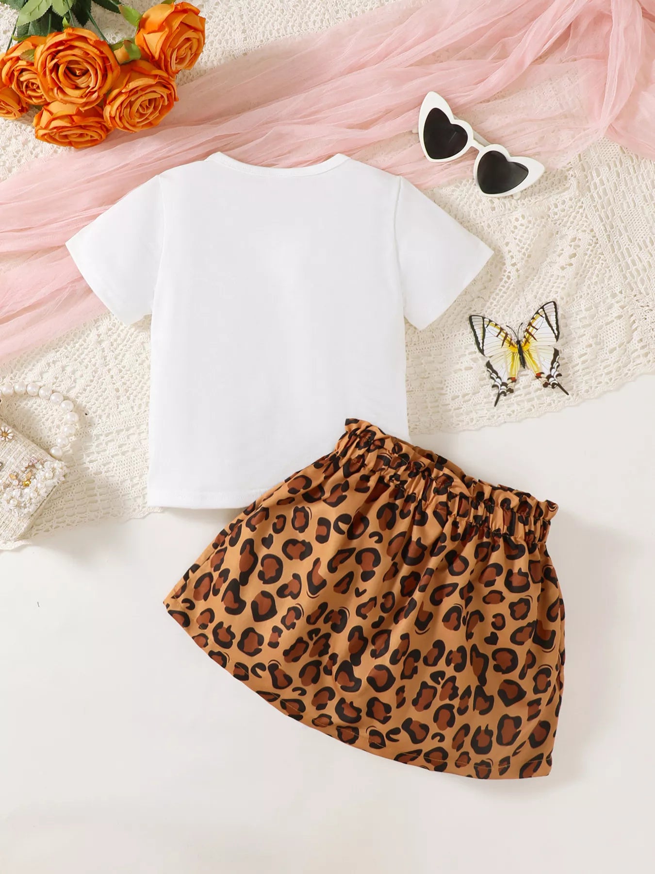 👗 Vue complète de l'ensemble à plat - t-shirt graphique et jupe parfaitement coordonnés pour un look sauvage et harmonieux