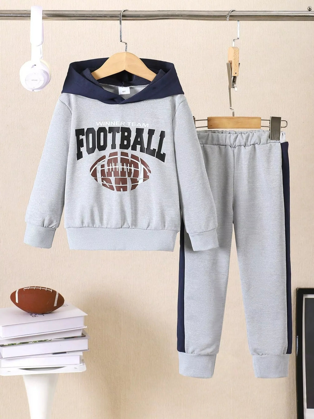 ⚽ Adorable enfant portant ensemble hoodie football graphique dynamique sportif et pantalon coordonné - design motivant inspirant passion sport - tissu ultra-doux confort athlétique - couleurs énergiques vibrantes - style champion petit footballeur - liberté mouvement jeu - vêtements premium qualité BabyCoton Suisse
