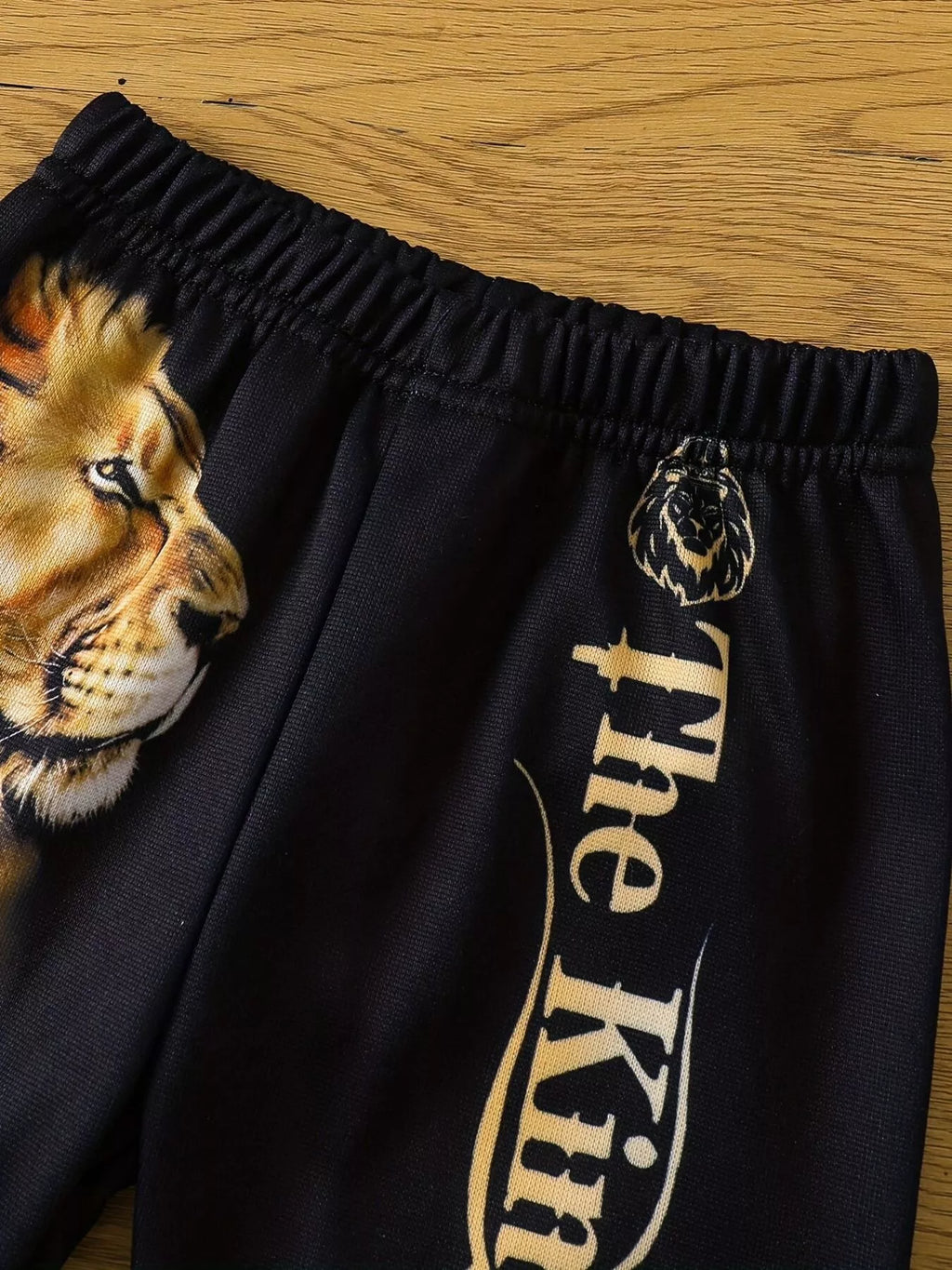 ✨ Détail ensemble complet hoodie Roi Lion graphique savane et pantalon coordonné - design majestueux inspirant - tissu ultra-doux confort royal - couleurs vibrantes tons chauds africains - finitions qualité exceptionnelle - vêtements premium enfant BabyCoton Suisse
