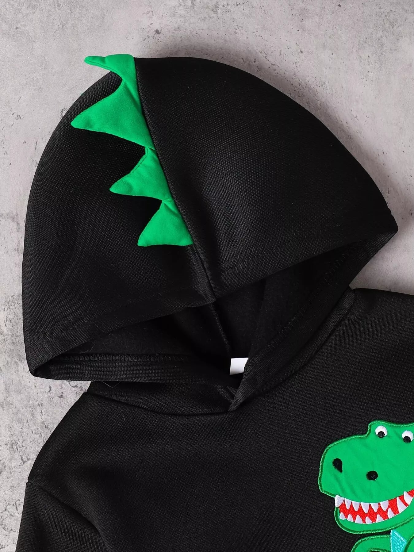 Détail impression dinosaure et capuche sur hoodie enfant - style préhistorique captivant - vêtements premium BabyCoton


