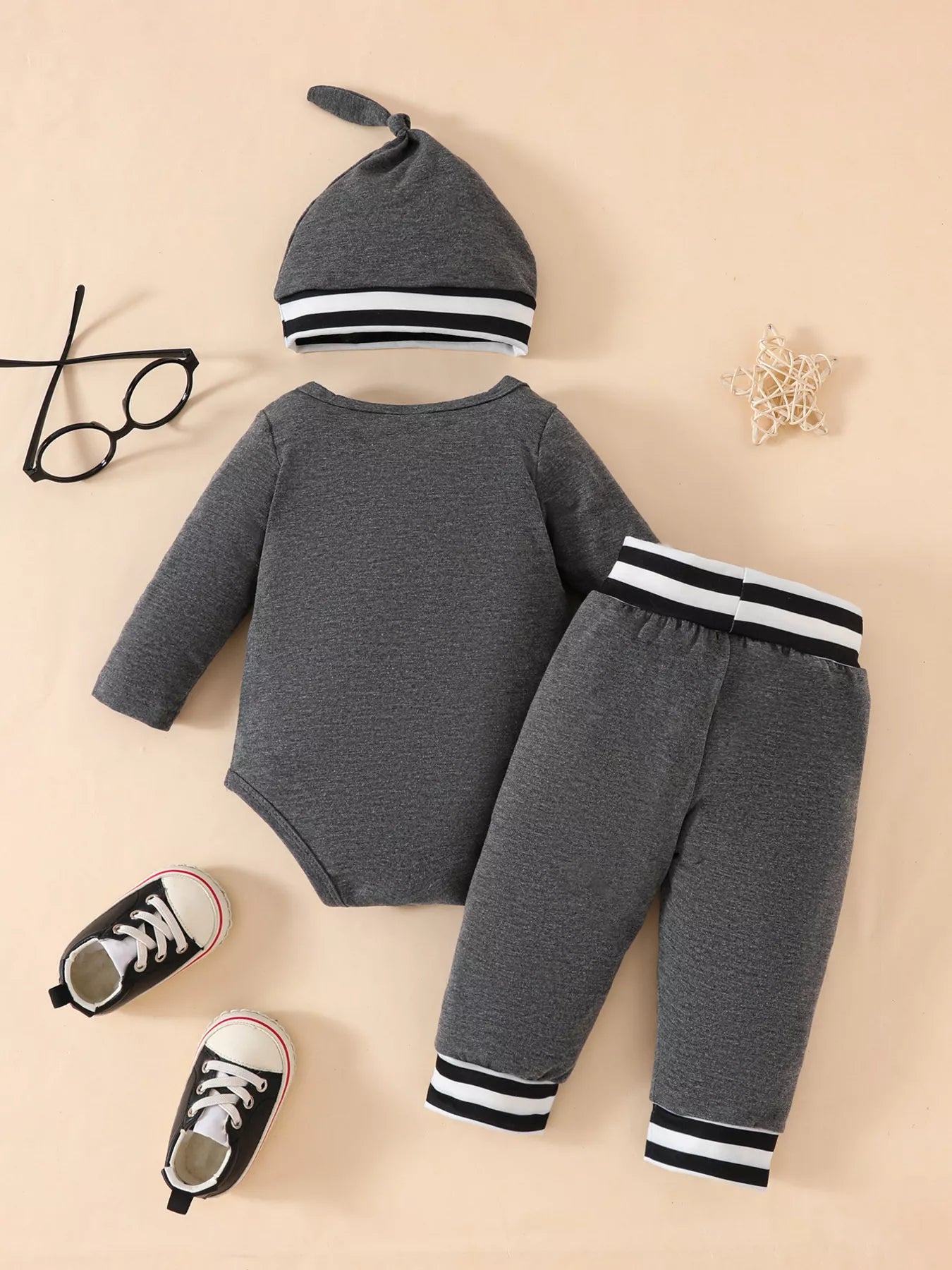 👕 Vue complète ensemble 3 pièces body lettres pantalon chapeau coordonnés bébé - tenue complète pratique élégante - tissu ultra-doux confort optimal - coupe adaptée tout-petits - style adorable moderne - vêtements premium BabyCoton Suisse
