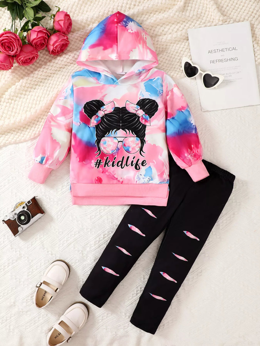🎨 Adorable enfant portant ensemble hoodie tie-dye graphique unique artistique et pantalon coordonné - effet dégradé coloré vibrant - design créatif original - tissu ultra-doux confort absolu - couleurs joyeuses arc-en-ciel - style petit artiste - vêtements premium qualité BabyCoton Suisse
