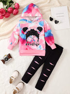 🎨 Adorable enfant portant ensemble hoodie tie-dye graphique unique artistique et pantalon coordonné - effet dégradé coloré vibrant - design créatif original - tissu ultra-doux confort absolu - couleurs joyeuses arc-en-ciel - style petit artiste - vêtements premium qualité BabyCoton Suisse

