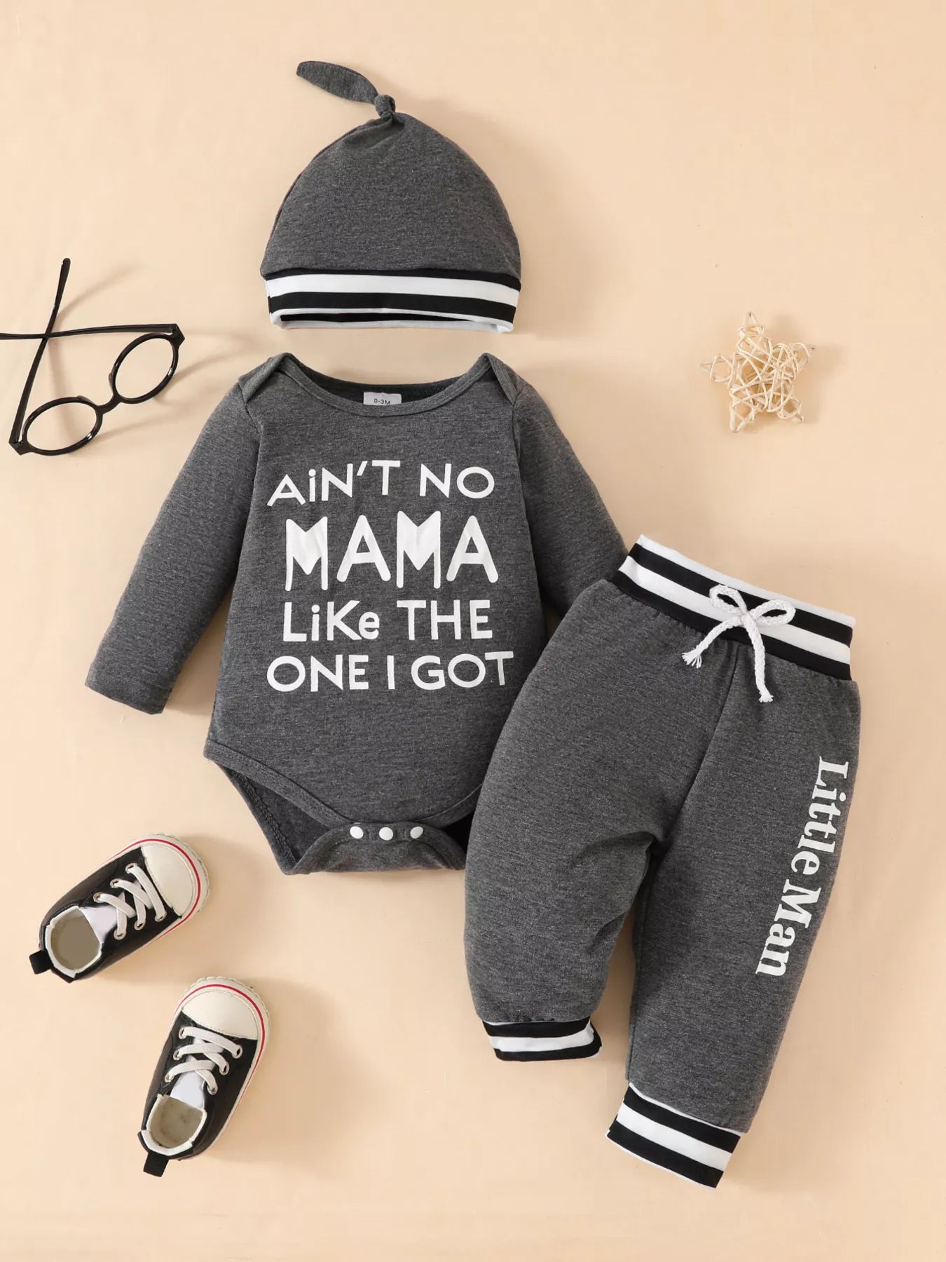 👶 Adorable bébé portant ensemble 3 pièces body lettres mignon, pantalon et chapeau coordonnés - tenue complète élégante - tissu ultra-doux coton peau délicate - design moderne adorable - confort absolu - vêtements premium qualité BabyCoton Suisse
