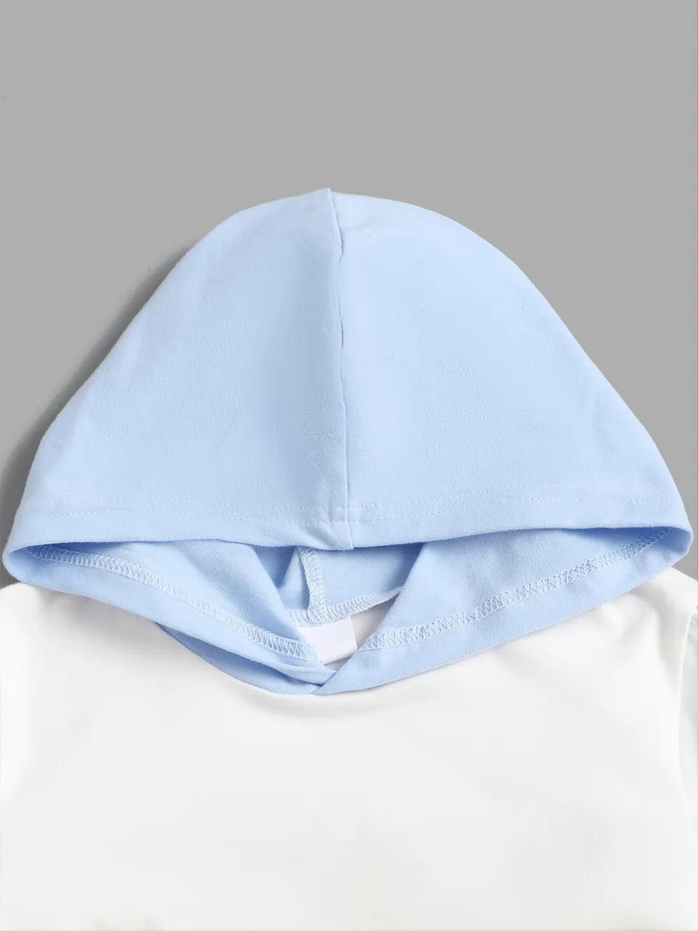Enfant portant ensemble hoodie color block et pantalon - tenue active pour le sport et les loisirs - BabyCoton
