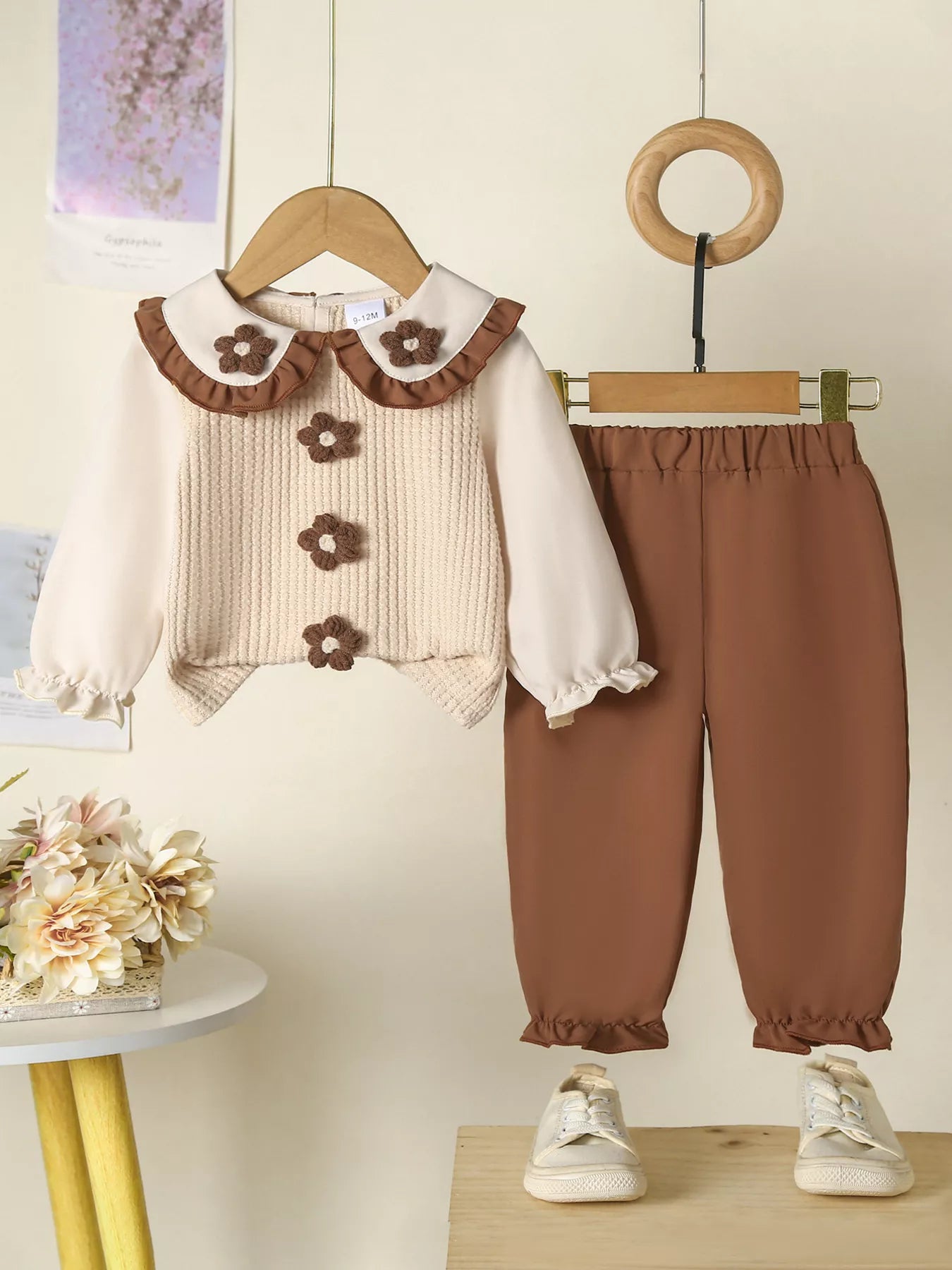 🌸 Adorable petite fille portant ensemble 2 pièces haut appliqué floral délicats brodés à volants romantiques féminins et pantalon coordonné élégant - tenue complète fashionista fleurie - tissus doux confortables - silhouette flatteuse féminine - style romantique fleuri - vêtements premium qualité occasions spéciales BabyCoton Suisse
