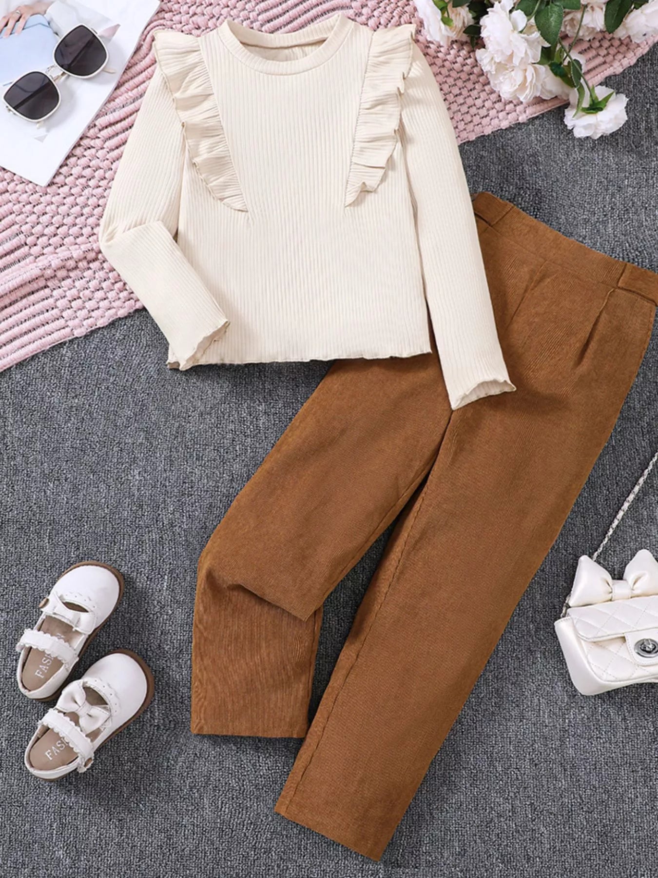 🎀 Adorable petite fille portant ensemble 2 pièces haut côtelé à volants romantiques délicats féminins et pantalon velours côtelé luxueux doux - tenue complète fashionista élégante - textures raffinées sophistiquées - silhouette flatteuse féminine - style romantique chic - vêtements premium qualité occasions spéciales BabyCoton Suisse
