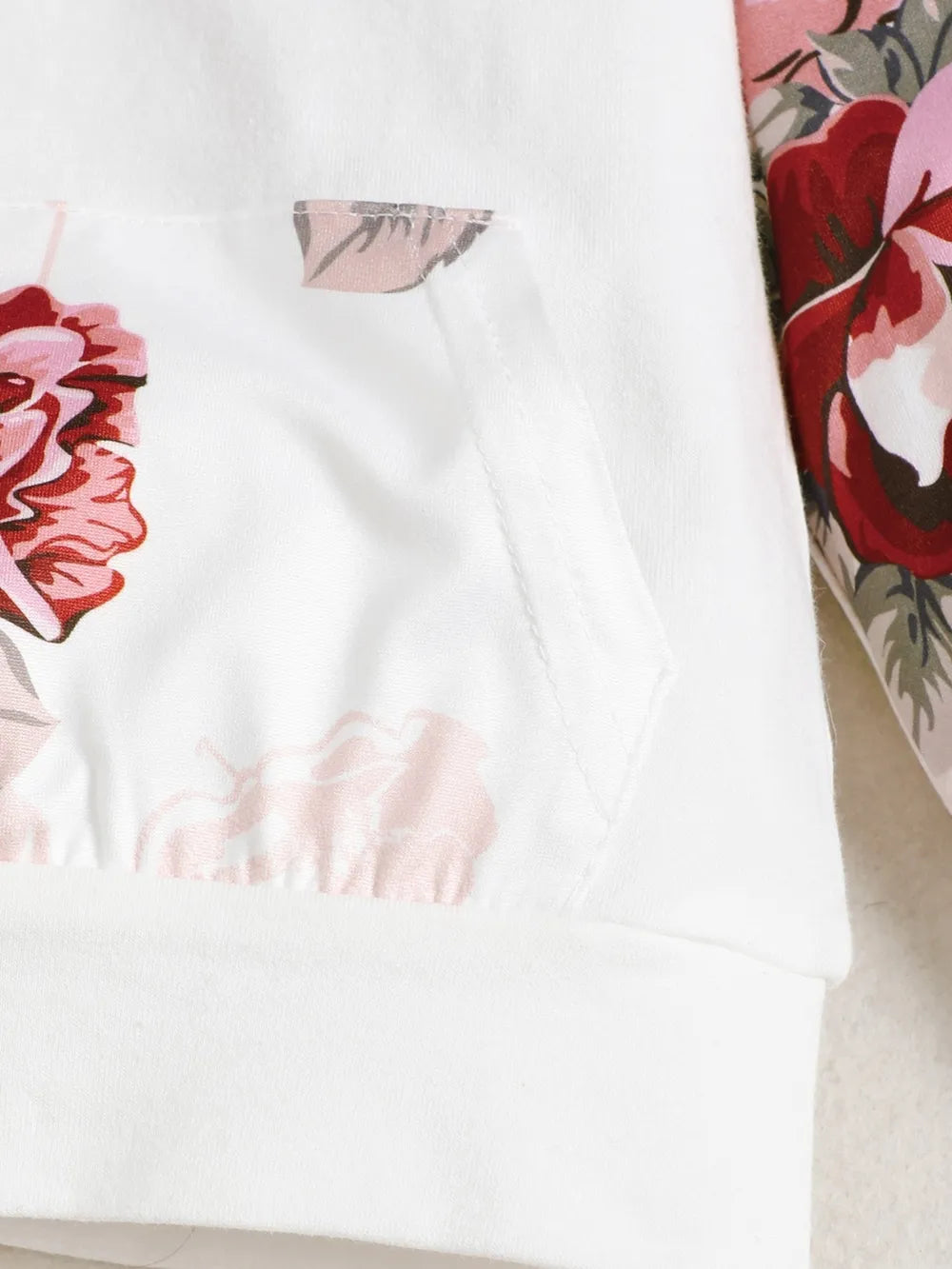 Ensemble haut floral et pantalon enfant - détail motif floral délicat - tenue parfaite occasions - BabyCoton Suisse

