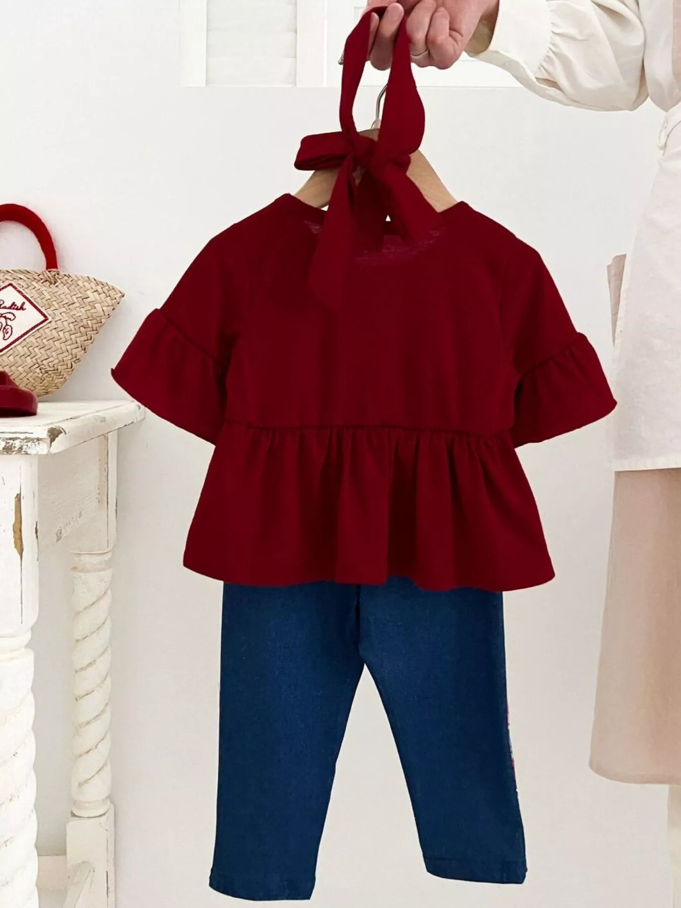 🎨 Vue complète de l'ensemble à plat - haut volants et pantalon patch floral parfaitement coordonnés pour un look unique et harmonieux