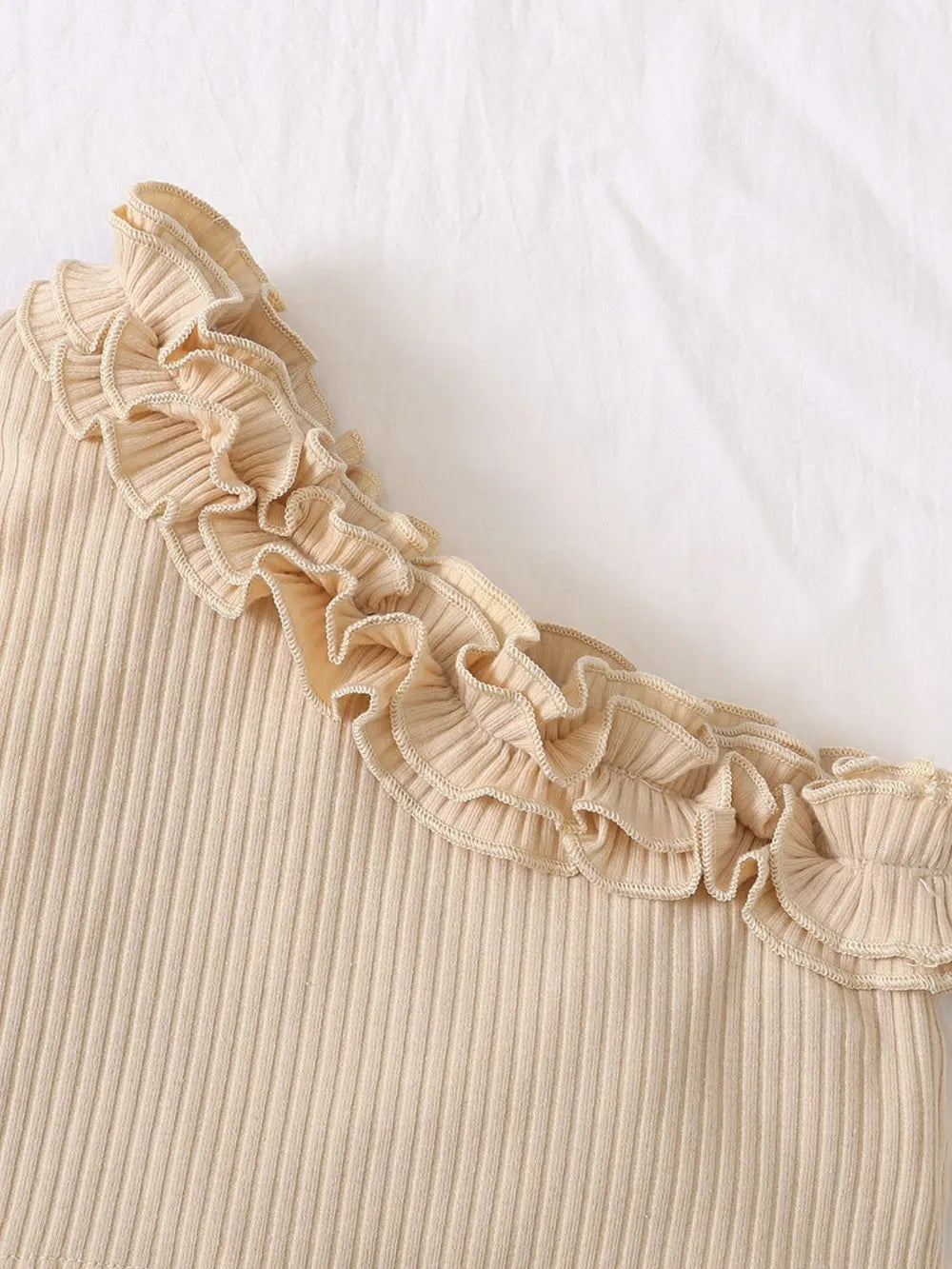 Petite fille portant ensemble haut asymétrique et jupe imprimée - tenue fête originale - BabyCoton

