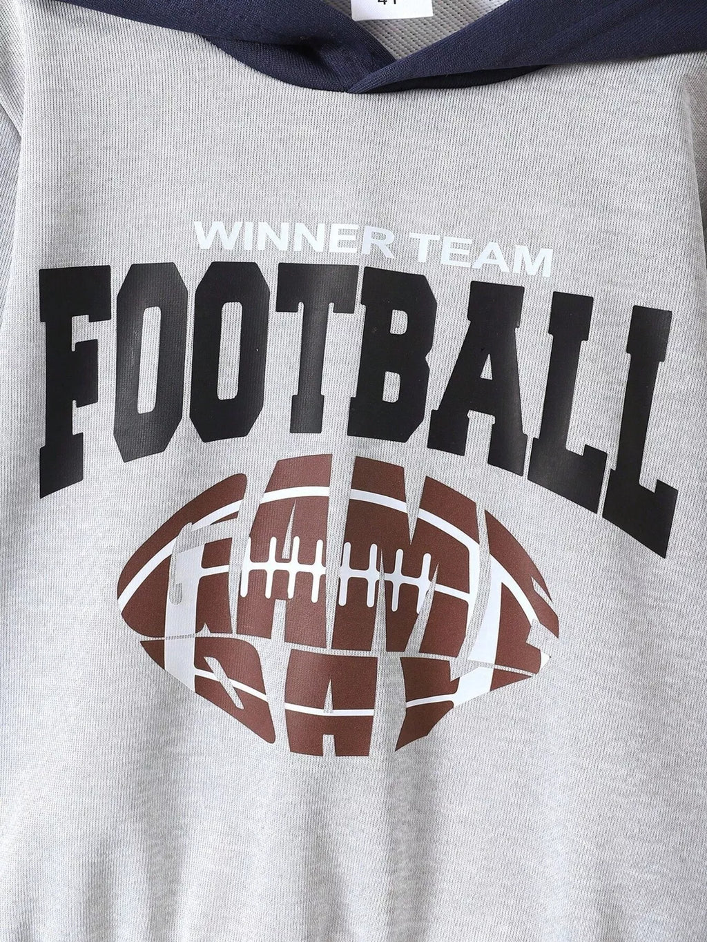 🏆 Gros plan détail graphique football dynamique sur hoodie enfant - design sportif énergique motivant - imprimé ballon terrain champion - finitions soignées qualité premium résistante - couleurs vives sportives - tenue entraînements matchs école BabyCoton
