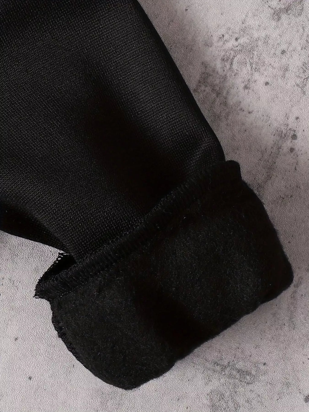 Détail impression sur hoodie  manche style préhistorique captivant - vêtements premium BabyCoton
