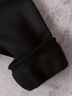 Détail impression sur hoodie  manche style préhistorique captivant - vêtements premium BabyCoton
