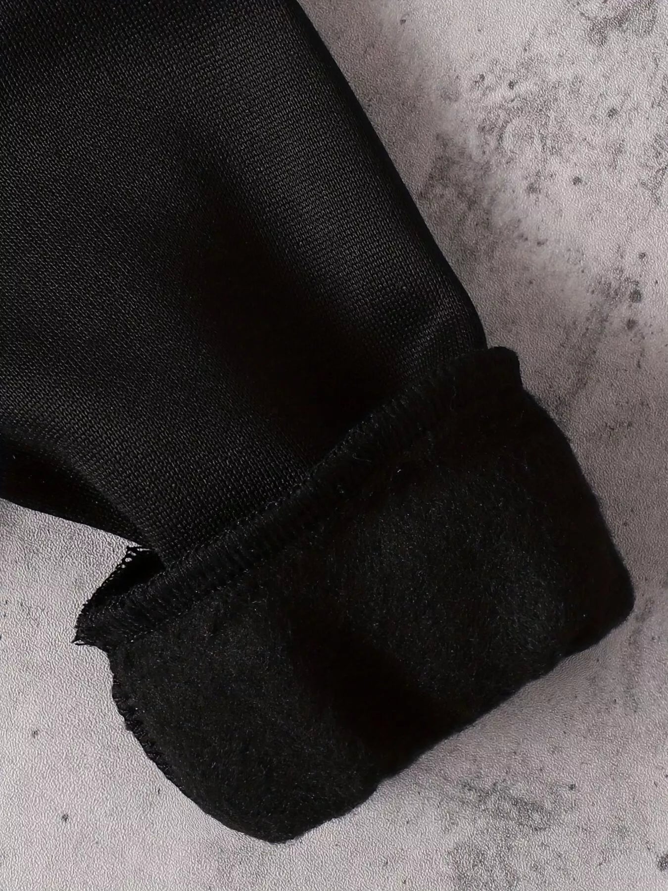 Détail impression sur hoodie  manche style préhistorique captivant - vêtements premium BabyCoton
