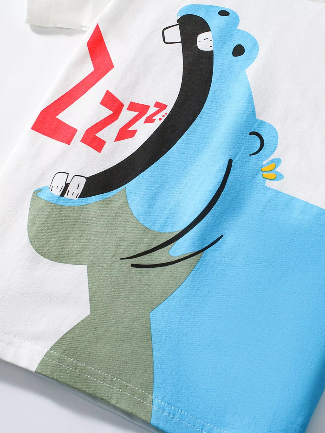 Ensemble top hippopotame et short enfant - vue latérale Détail du motif hippopotame adorable sur le top enfant - design ludique et amusant - matières douces et respirantes

