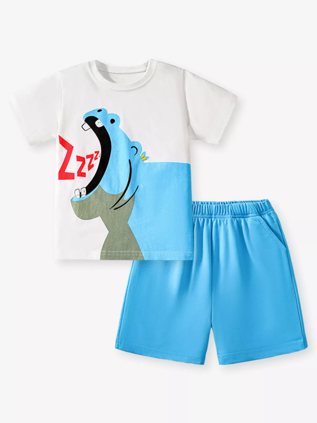Ensemble top hippopotame et short enfant - détail motif Vue latérale de l'ensemble top hippopotame et short enfant - coupe pratique offrant liberté de mouvement pour les aventures quotidiennes
