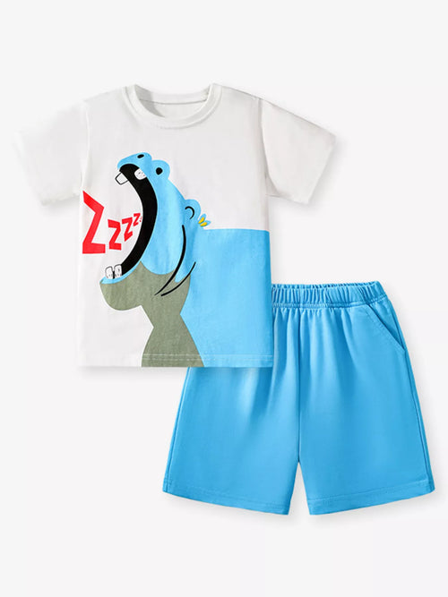 Ensemble top hippopotame et short enfant - détail motif Vue latérale de l'ensemble top hippopotame et short enfant - coupe pratique offrant liberté de mouvement pour les aventures quotidiennes
