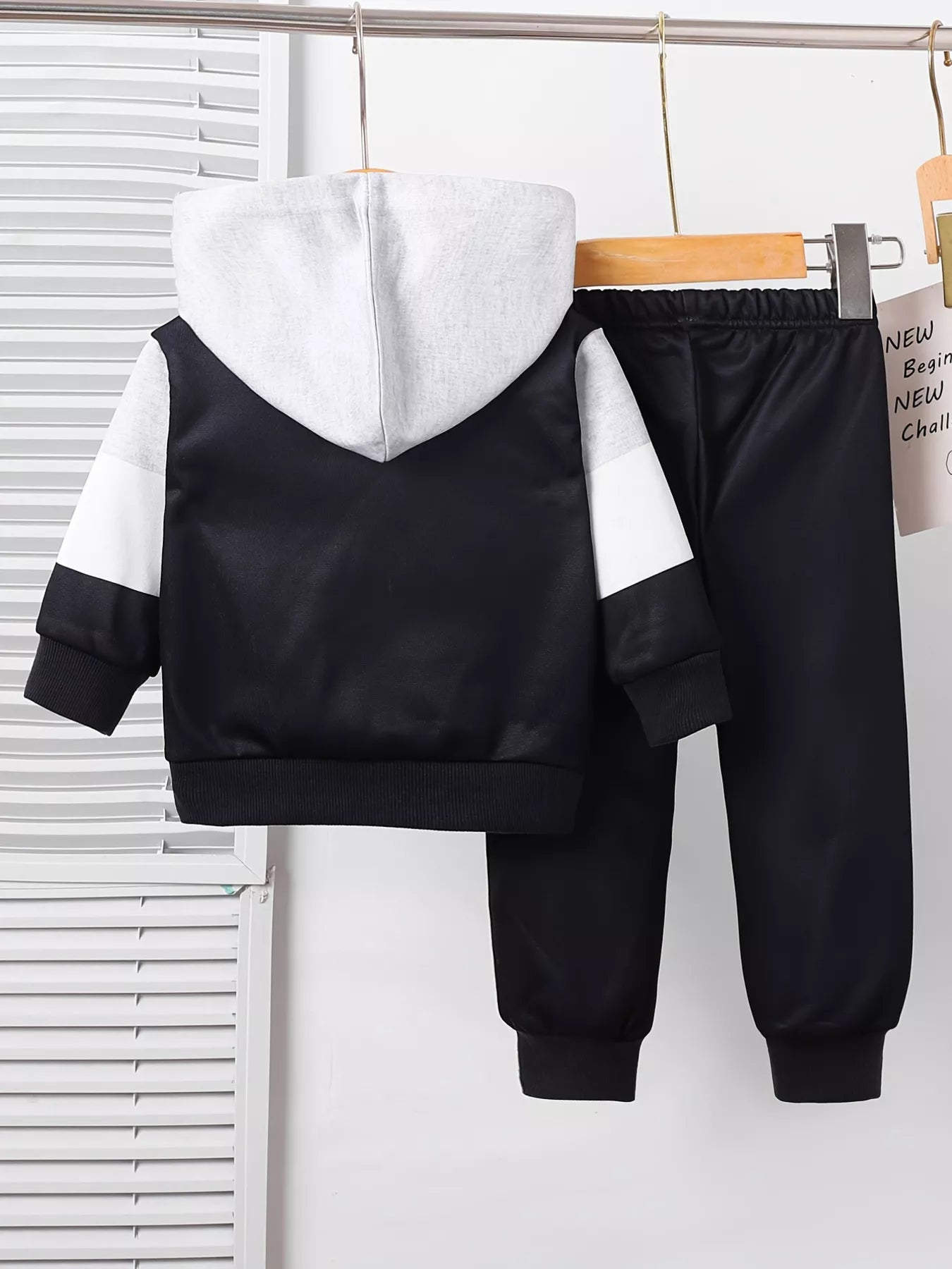 Vue arrière ensemble hoodie casual color block et pantalon enfant - coupe décontractée parfaite - BabyCoton
