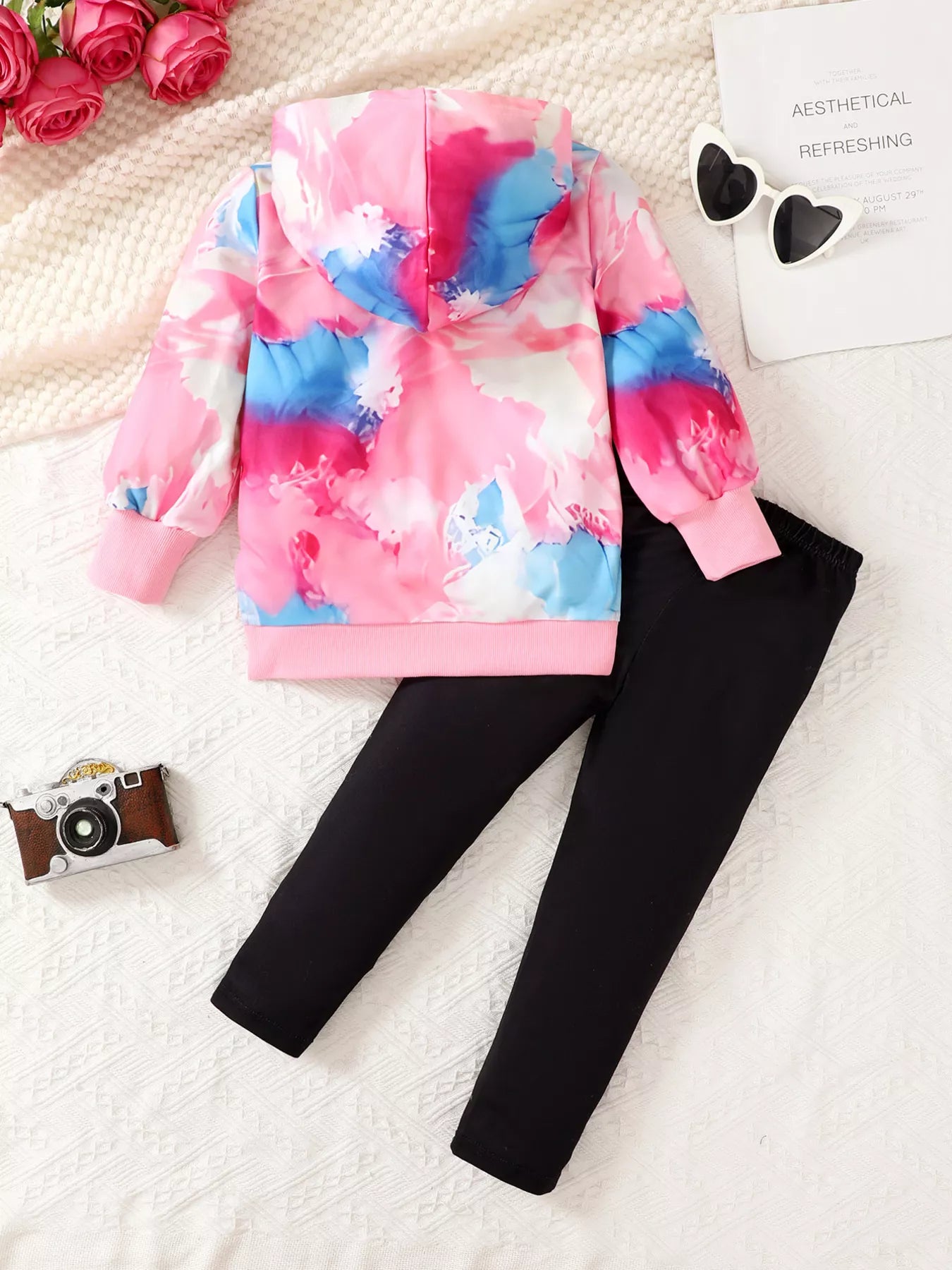 👖 Vue complète ensemble hoodie tie-dye graphique et pantalon coordonné enfant - taille élastique liberté mouvement - coupe confortable créative - tissu doux respirant - style artistique unique tendance - vêtements premium quotidien sorties BabyCoton Suisse
