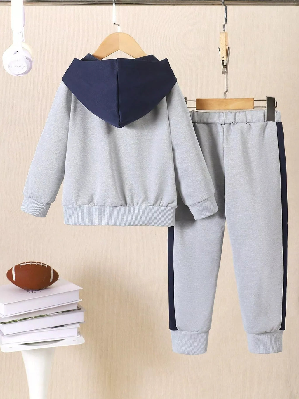 🌟 Vue arrière ensemble hoodie football graphique dynamique et pantalon - coupe confortable sportive - finitions soignées détails premium résistants - style énergique champion - tenue quotidien entraînements activités - vêtements enfant passionné sport BabyCoton
