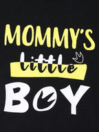 🦕 Détail rapproché des imprimés dinosaures et du message 'Mommy's Little Boy' - motifs aventureux qui inspirent courage et célèbrent l'amour de maman