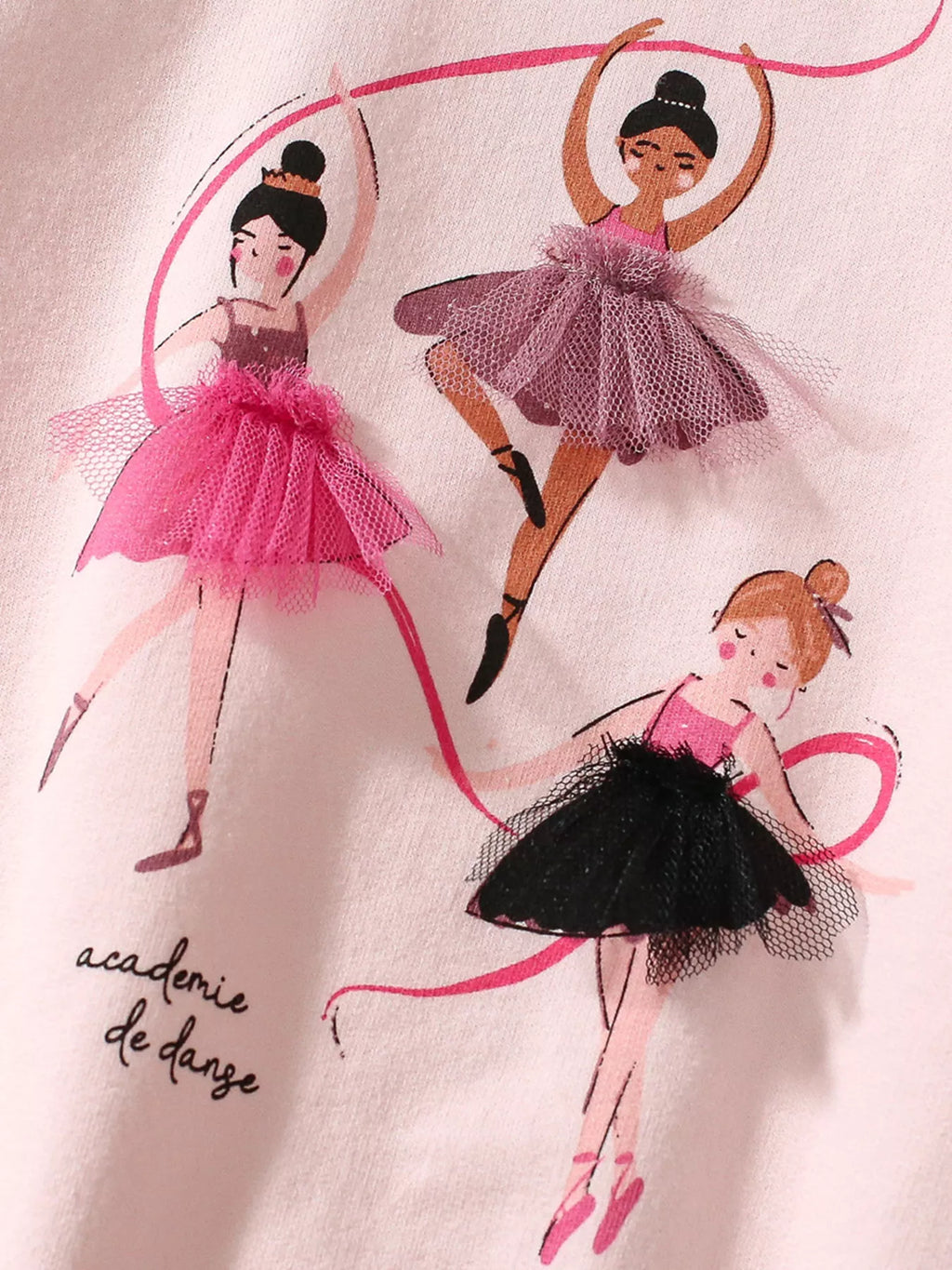 💃 Détail rapproché des illustrations de ballerine sur le sweat - motifs délicats et enchanteurs qui célèbrent la grâce de la danse classique