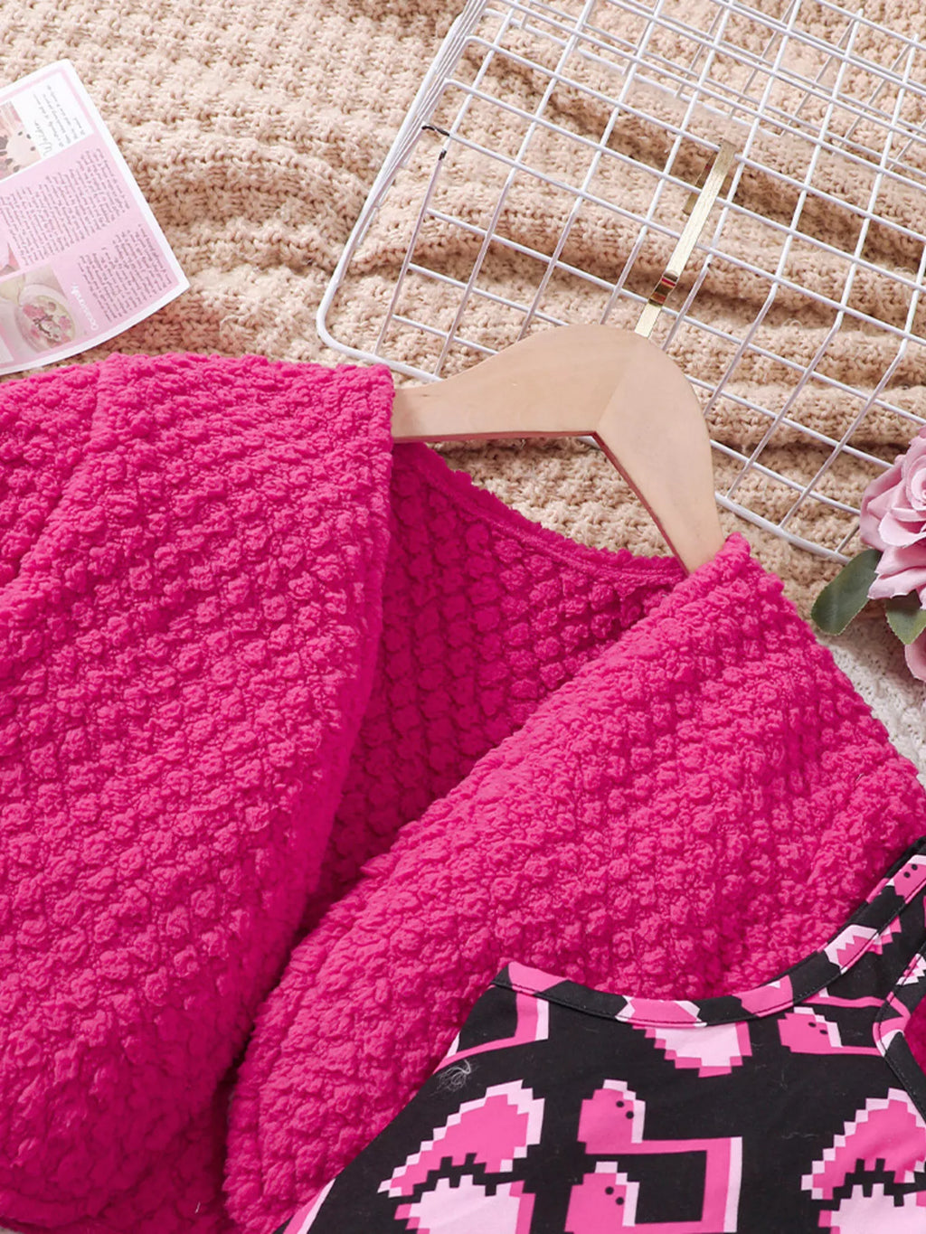 ✨ Détail final ensemble complet 2 pièces robe imprimée élégante motifs délicats féminins cardigan coordonné harmonieux - tissu doux confortable optimal - design raffiné sophistiqué polyvalent - finitions qualité exceptionnelle coutures impeccables - vêtements premium petite fille élégante occasions spéciales BabyCoton Suisse
