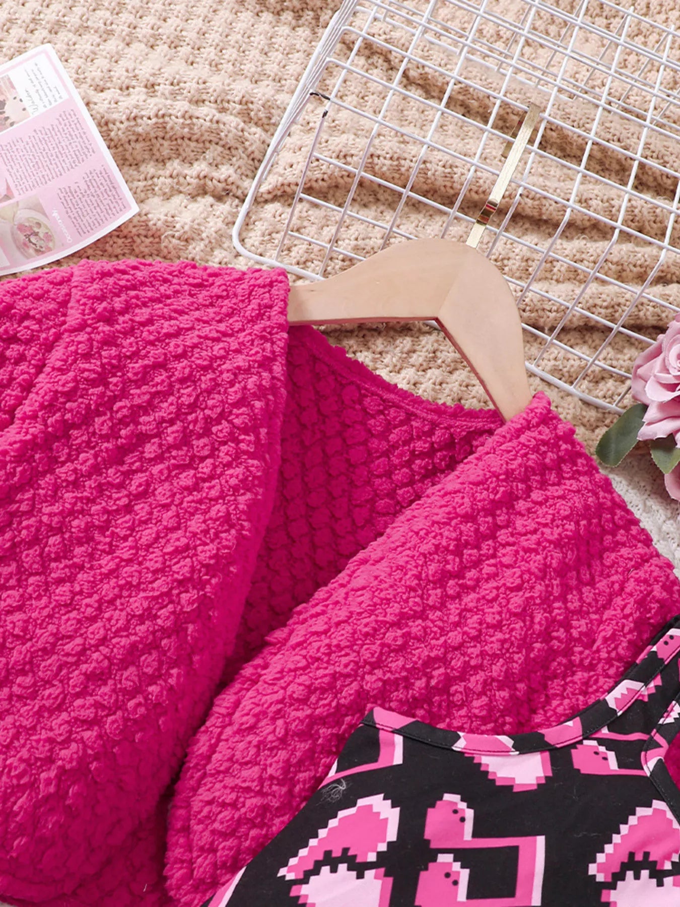 ✨ Détail final ensemble complet 2 pièces robe imprimée élégante motifs délicats féminins cardigan coordonné harmonieux - tissu doux confortable optimal - design raffiné sophistiqué polyvalent - finitions qualité exceptionnelle coutures impeccables - vêtements premium petite fille élégante occasions spéciales BabyCoton Suisse
