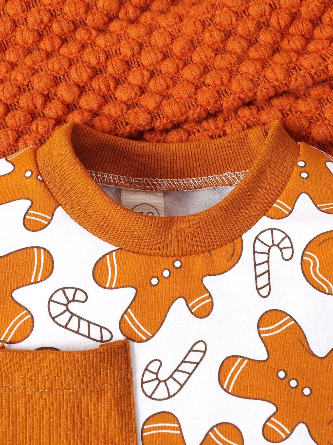 🎄 Détail rapproché des imprimés pain d'épices colorés - bonshommes mignons et détaillés sur tissu doux et chaud, parfait pour la saison des fêtes