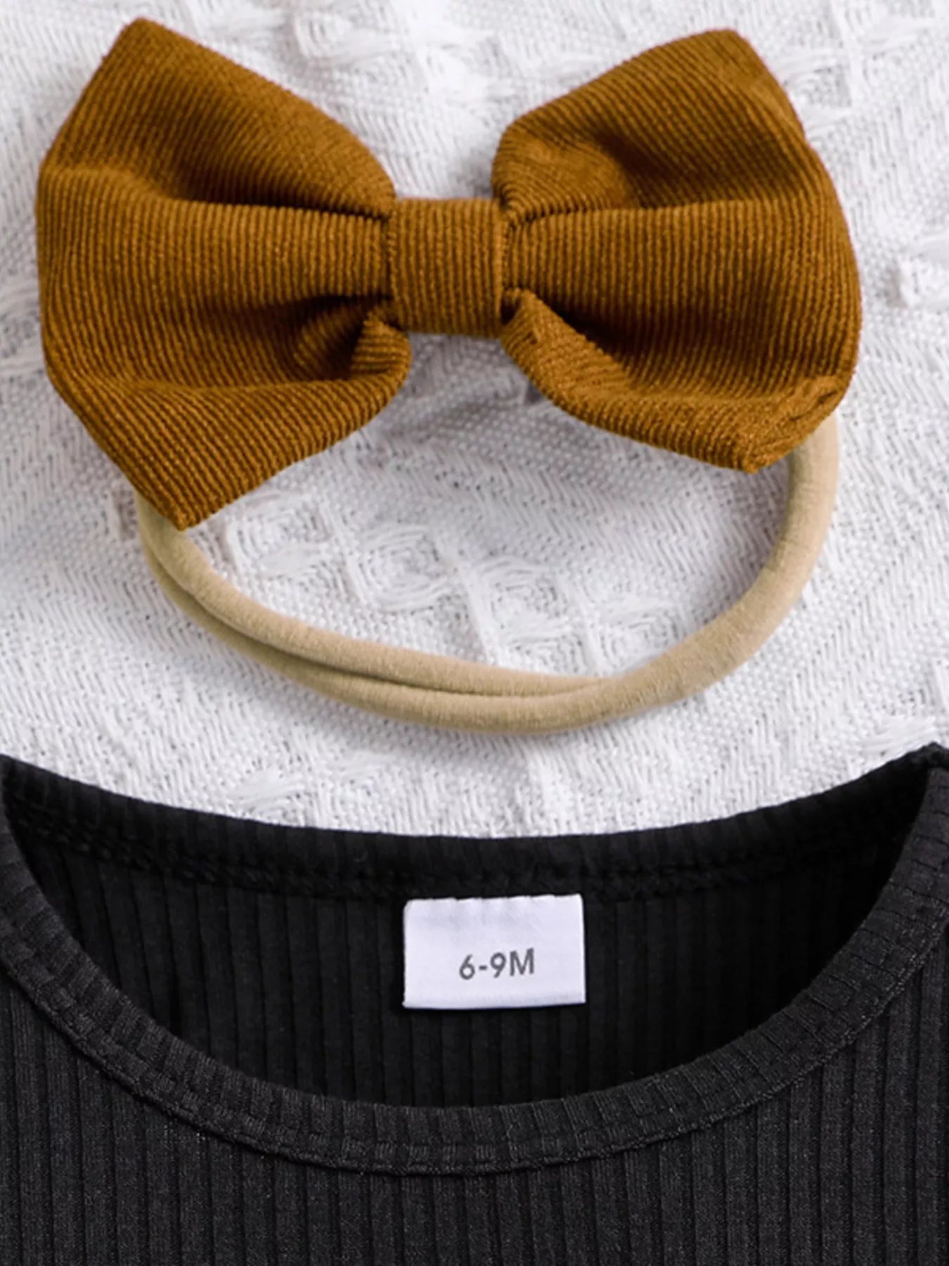 Détail haut côtelé et jupe avec nœud pour fille - texture premium et détails soignés - BabyCoton Suisse
