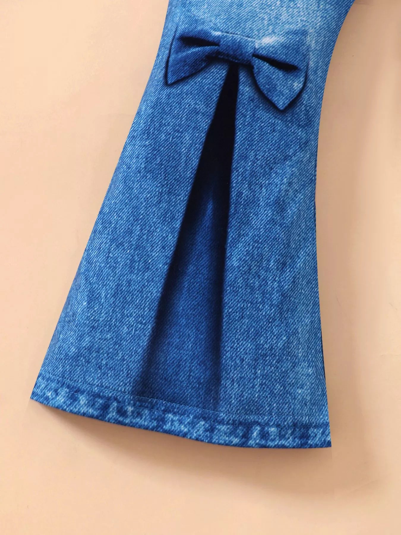 👗 Détail final ensemble complet haut graphique moderne et jean évasé flare rétro - design vintage chic tendance - tissu doux confortable optimal - coupe flatteuse élégante - finitions qualité exceptionnelle - vêtements premium petite fashionista BabyCoton Suisse
