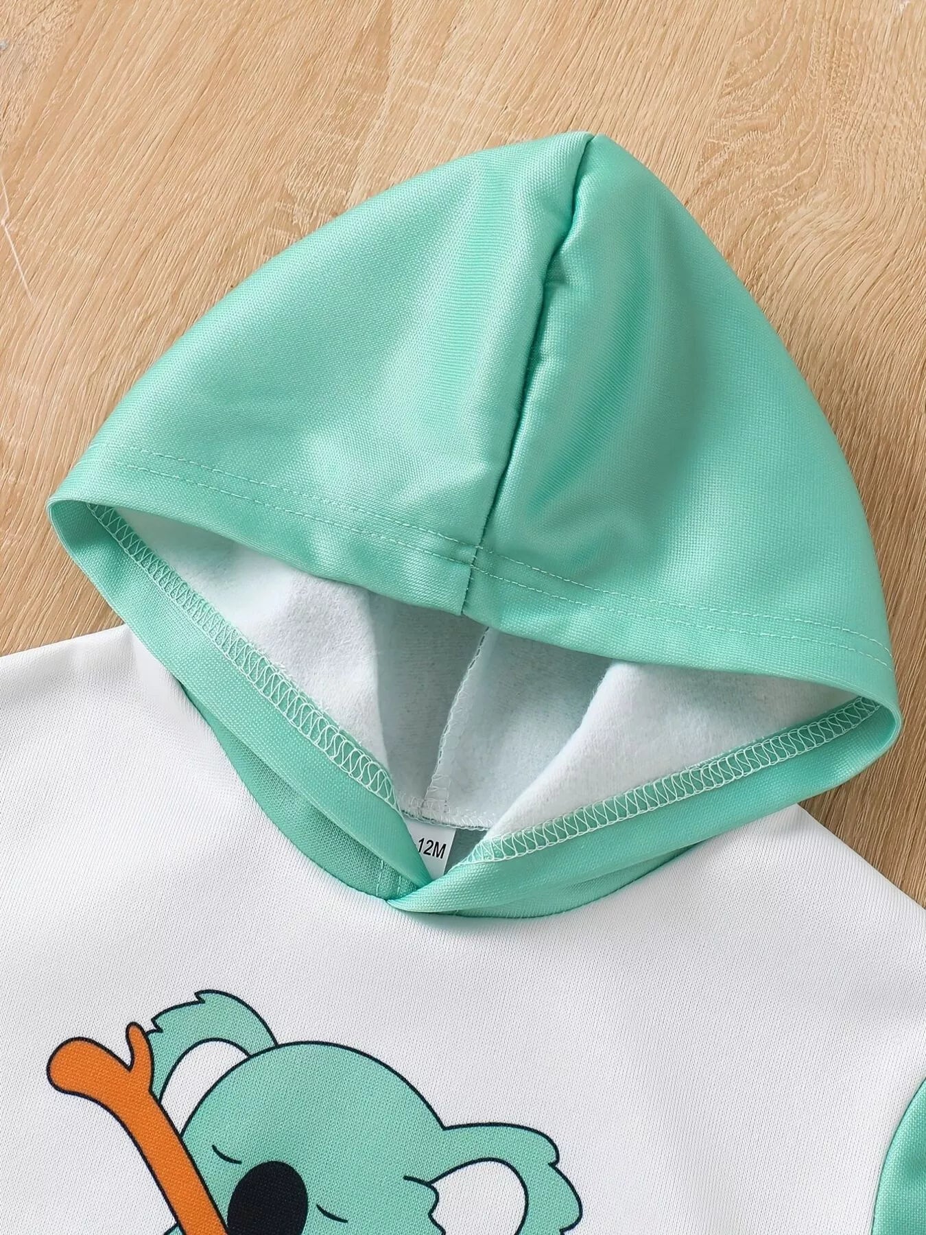 ✨ Ensemble hoodie koala graphique porté enfant parc - look adorable séances photo - confort douceur toute journée - vêtements premium BabyCoton Suisse
