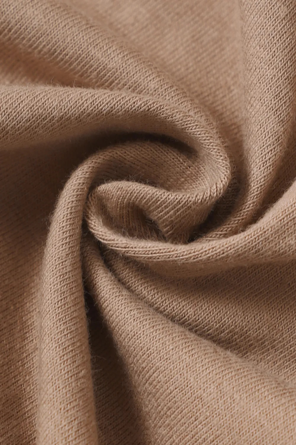 Détail du hoodie à carreaux et du pantalon coordonné montrant la qualité du tissu