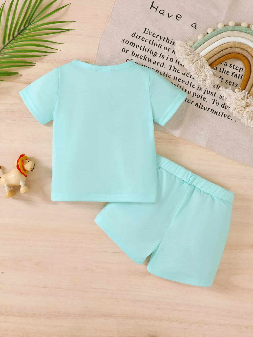 ☀️ Vue complète de l'ensemble à plat - haut imprimé lion et short parfaitement coordonnés pour un look estival harmonieux