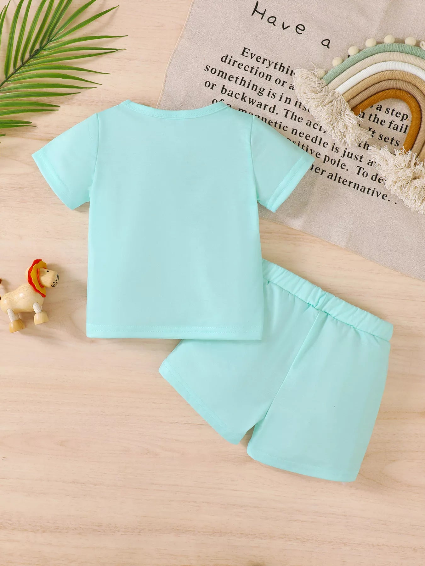 ☀️ Vue complète de l'ensemble à plat - haut imprimé lion et short parfaitement coordonnés pour un look estival harmonieux