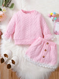 Ensemble haut avec détails dentelle et jupe coordonnée pour petite fille, vue de face montrant l'élégance raffinée